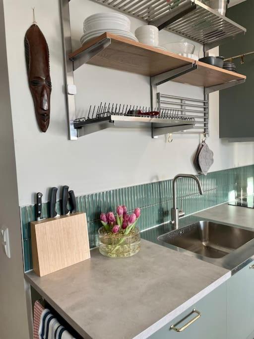 Newly Built Bright Apartment, Close To Everything If You Want To Visit Stockholm, You Will Find The Perfect Accommodation Here! Ferry Line 80 Makes It Very Convenient And Easy To Get To The City Center Nacka Exterior photo